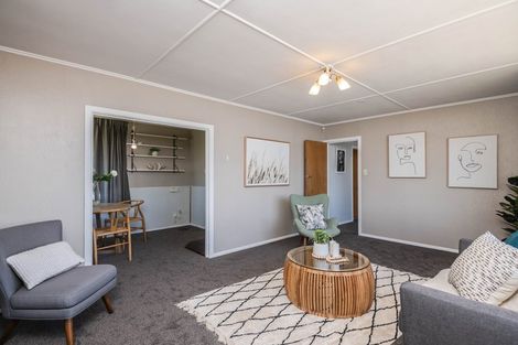 Photo of property in 8 Link Road, Newlands, Wellington, 6037