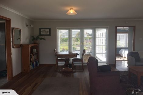 Photo of property in 10 Helga Crescent, Te Atatu Peninsula, Auckland, 0610