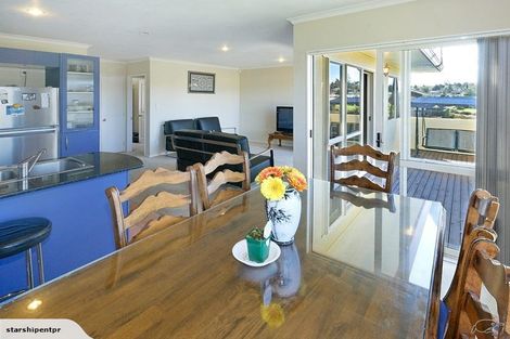 Photo of property in 17 Jubaea Place, Henderson, Auckland, 0610
