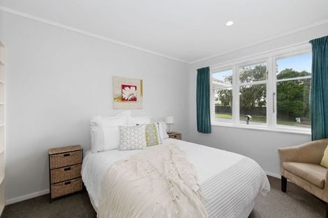 Photo of property in 16 Kereru Bend, Tawa, Wellington, 5028