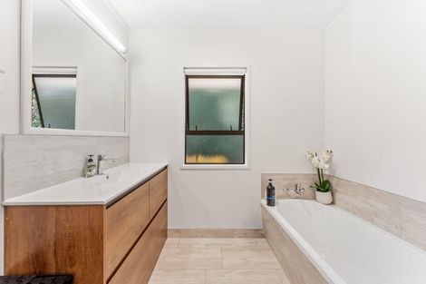 Photo of property in 8 Waimanu Place, Point Wells, 0986