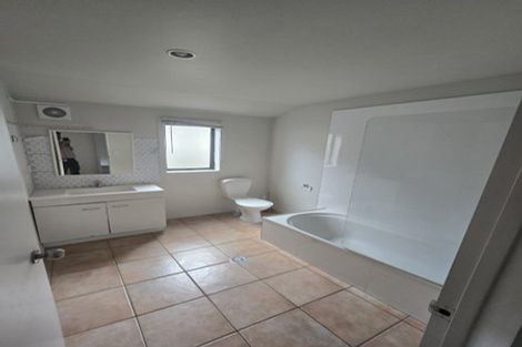 Photo of property in 3/36 John Jennings Drive, Oteha, Auckland, 0632