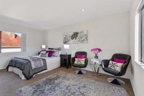 Photo of property in 3155a Great North Road, New Lynn, Auckland, 0600