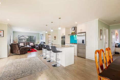 Photo of property in 4 Aporo Drive, Kumeu, 0810