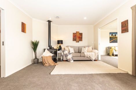 Photo of property in 7 Lourie Way, Fitzherbert, Palmerston North, 4410