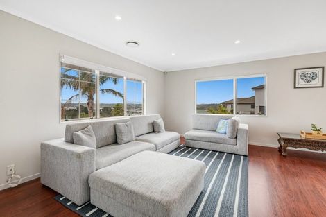 Photo of property in 32 Canary Place, Unsworth Heights, Auckland, 0632