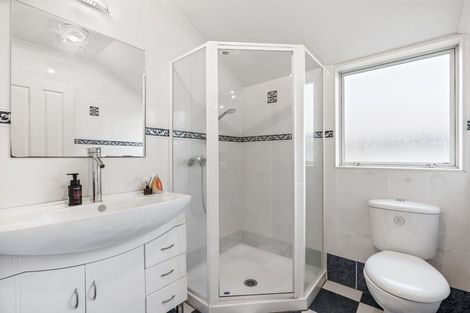 Photo of property in 18 Tollana Road, Te Atatu Peninsula, Auckland, 0610