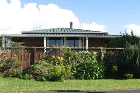 Photo of property in 8 Nickell Place, Orewa, 0931