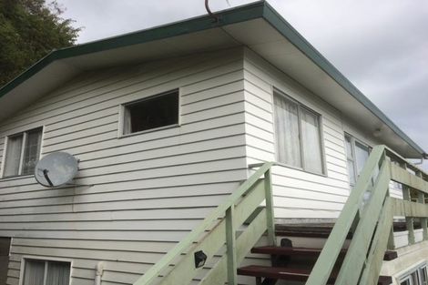 Photo of property in 8a Longcroft Terrace, Newlands, Wellington, 6037