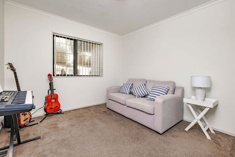 Photo of property in 121 Keri Vista Rise, Papakura, 2110