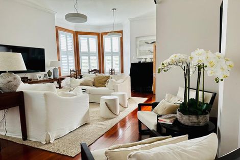 Photo of property in 144 Kelburn Parade, Kelburn, Wellington, 6012