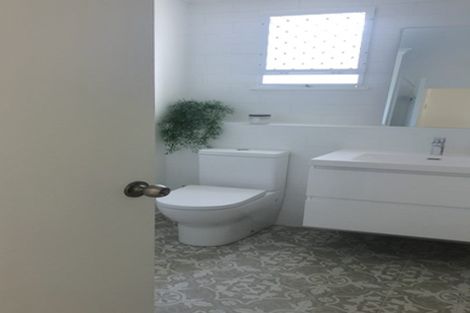 Photo of property in 1/90 Pupuke Road, Hillcrest, Auckland, 0627