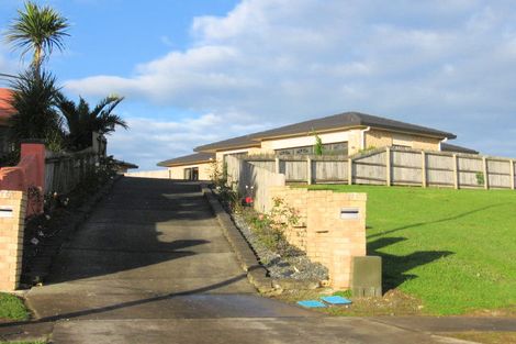 Photo of property in 17 Capistrano Mews, Goodwood Heights, Auckland, 2105