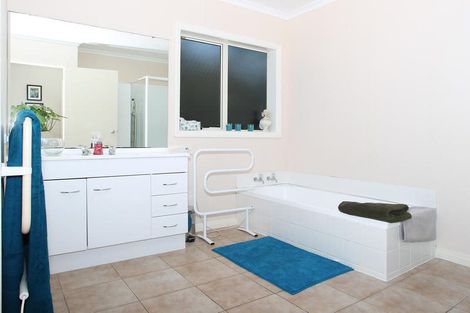 Photo of property in 32a Cutler Street, New Lynn, Auckland, 0600