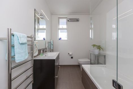 Photo of property in 72 Kakariki Grove, Waikanae, 5036