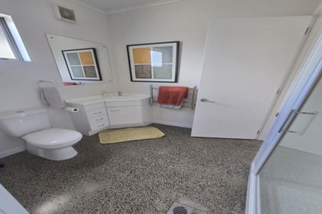 Photo of property in 102 Howard Road, Orere Point, Papakura, 2585