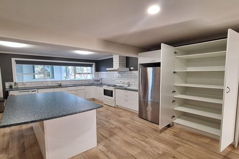 Photo of property in 18 Lyndfield Lane, Newlands, Wellington, 6037