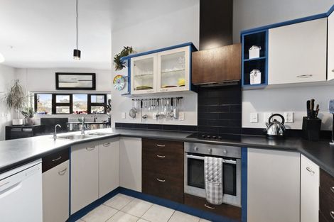 Photo of property in Endeavour Apartments, 12/125u Thorndon Quay, Pipitea, Wellington, 6011