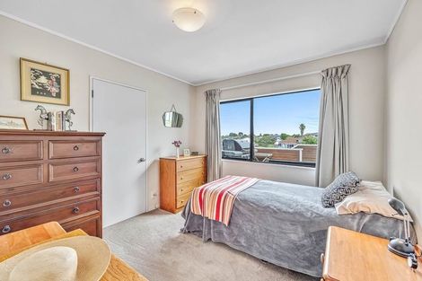 Photo of property in 1/11 Bernleigh Terrace, West Harbour, Auckland, 0618