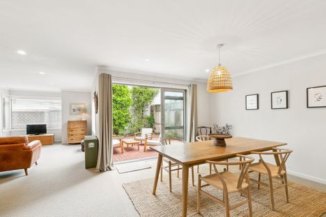 Photo of property in 2/6 The Parade, Island Bay, Wellington, 6023