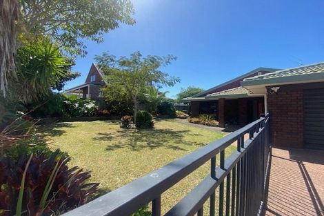 Photo of property in 142 Botany Road, Botany Downs, Auckland, 2010