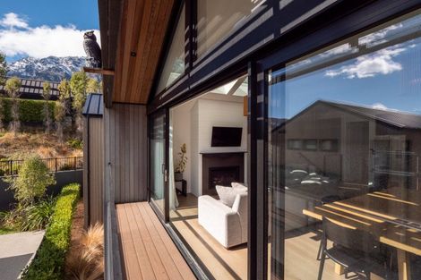 Photo of property in 2 Eichardt Place, Jacks Point, 9371