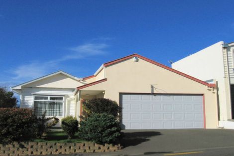 Photo of property in 60 Nevay Road, Karaka Bays, Wellington, 6022