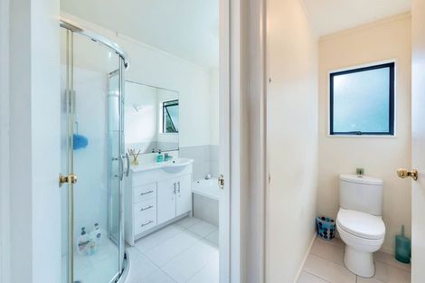 Photo of property in 2/8 Mchardy Place, Glenfield, Auckland, 0627