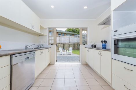 Photo of property in 28 Ginders Drive, Massey, Auckland, 0614