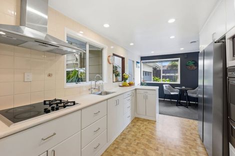 Photo of property in 16 Judkins Crescent, Cockle Bay, Auckland, 2014