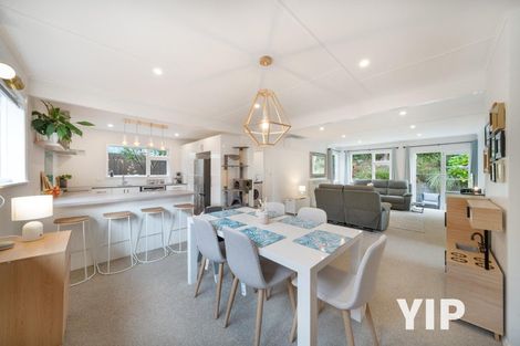 Photo of property in 6 Royston Way, Newlands, Wellington, 6037