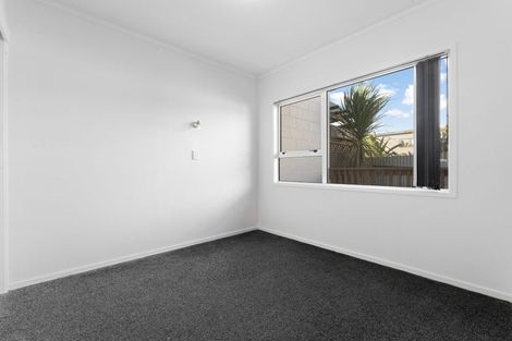 Photo of property in 4/304 Great North Road, Henderson, Auckland, 0612