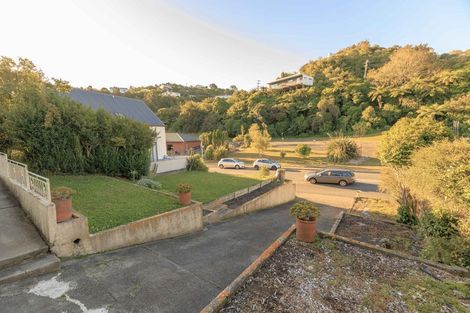 Photo of property in 92 Newlands Road, Newlands, Wellington, 6037