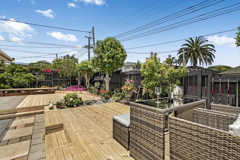 Photo of property in 2/23 Beatrice Avenue, Hillcrest, Auckland, 0627
