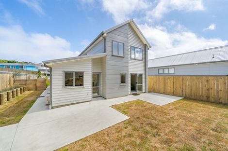 Photo of property in 2 Brindle Way, Newlands, Wellington, 6037