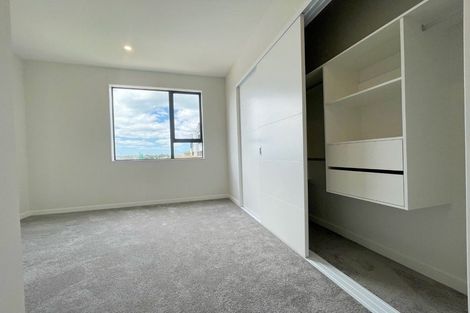 Photo of property in 19 Kuaha Road, Massey, Auckland, 0614