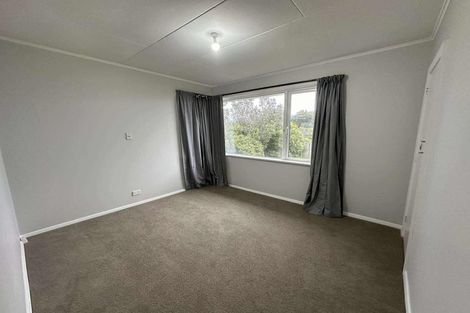 Photo of property in 52 Ruskin Road, Newlands, Wellington, 6037