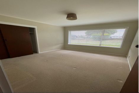 Photo of property in 1/819 East Coast Road, Northcross, Auckland, 0630