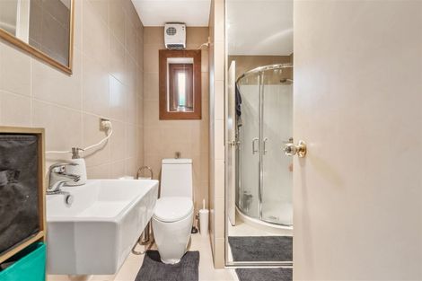 Photo of property in 60 Royal View Road, Te Atatu South, Auckland, 0610