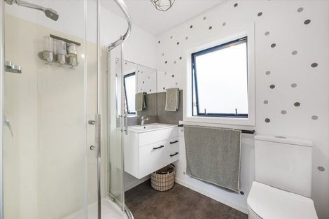 Photo of property in 2/1 Forsythe Place, Massey, Auckland, 0614