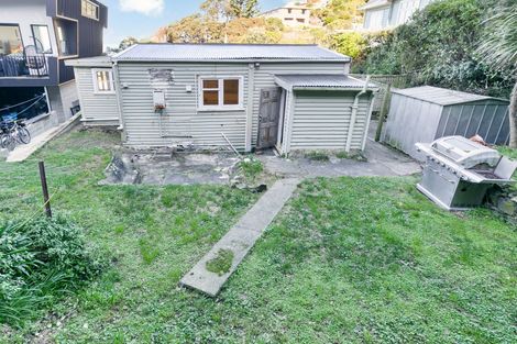 Photo of property in 14 Cave Road, Houghton Bay, Wellington, 6023