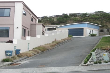 Photo of property in 12 Dress Circle, Newlands, Wellington, 6037