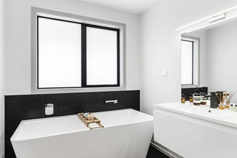 Photo of property in 9 Frederick Place, Whalers Gate, New Plymouth, 4310