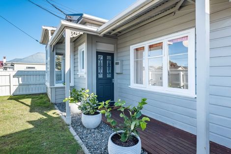 Photo of property in 90 Onepu Road, Lyall Bay, Wellington, 6022