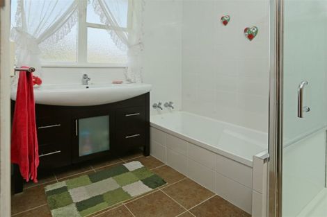 Photo of property in 11 Meadow Crescent, Te Atatu South, Auckland, 0602