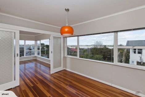 Photo of property in 27 Mcbreen Avenue, Northcote, Auckland, 0627