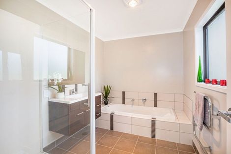 Photo of property in 19b Lyndhurst Road, Tawa, Wellington, 5028