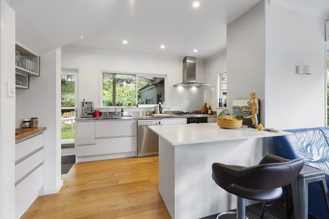 Photo of property in 318 Queens Drive, Lyall Bay, Wellington, 6022