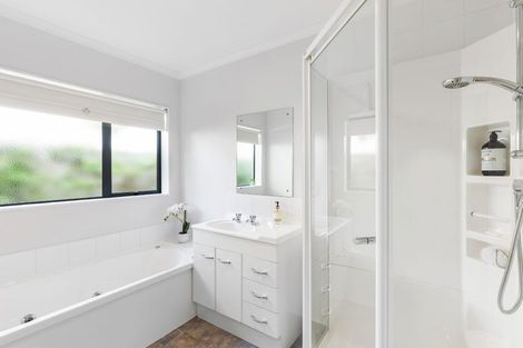 Photo of property in 52 Lorna Irene Drive, Raumati South, Paraparaumu, 5032