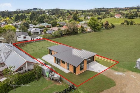 Photo of property in 17 Coolen Place, Tuakau, 2121